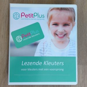 Lezende kleuters
